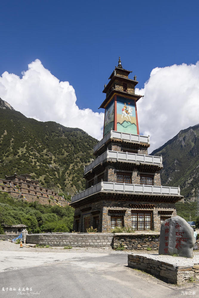 途中经过著名的"格萨尔古堡",这里是西藏林芝地区唯一的人文与自然相