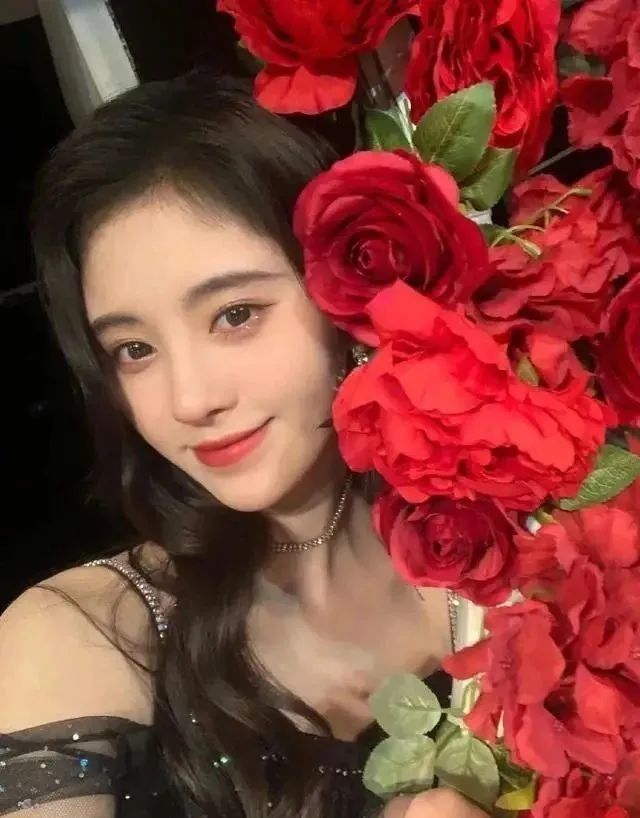 女团|都是肤白貌美大长腿，怎么女团张雨绮是万人迷，江疏影就要被骂蹭热度掉价？