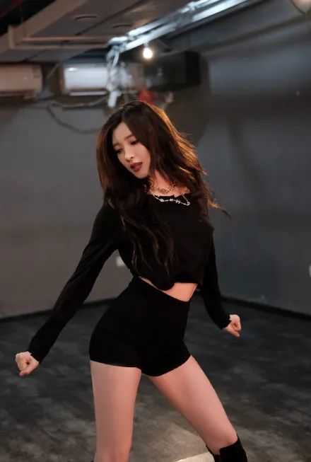 女团|都是肤白貌美大长腿，怎么女团张雨绮是万人迷，江疏影就要被骂蹭热度掉价？