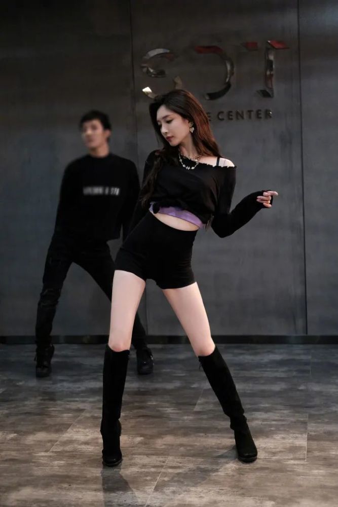 女团|都是肤白貌美大长腿，怎么女团张雨绮是万人迷，江疏影就要被骂蹭热度掉价？