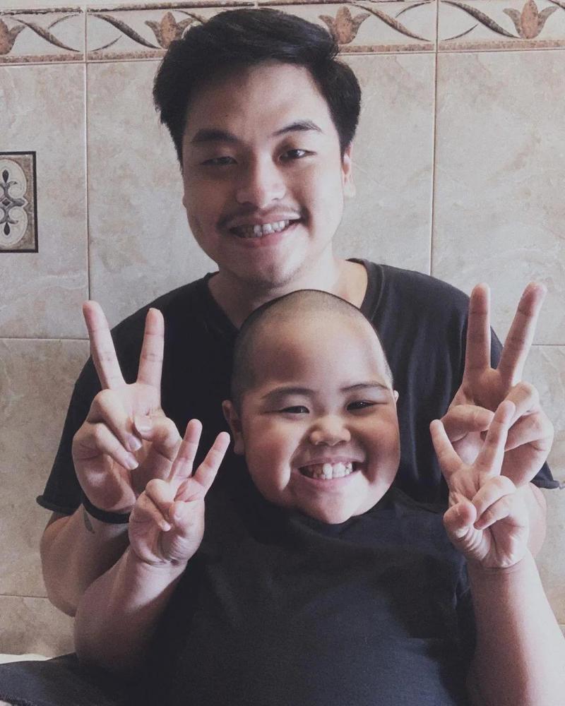 现在,tatan已经7岁了,身体好了很多,个子长高了,也没有那么胖了,戴起