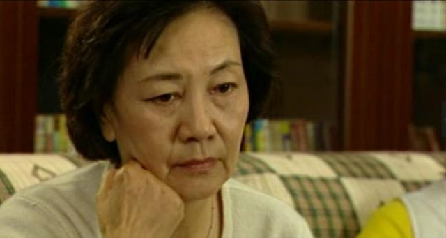 在第11集中,时年61岁的俞平扮演一个教授夫人,片中,她的丈夫在家里被