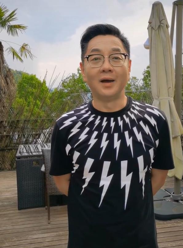 张绍刚近照瘦到脱相皮肤松弛双眼无神显老态甚至嘴歪脸垮变形