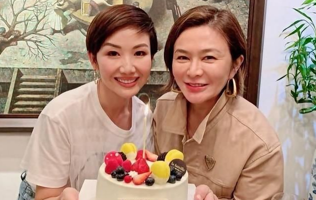 关之琳|关之琳晒与甄子丹合影，57岁的她打扮超时尚，颜值身材重回巅峰