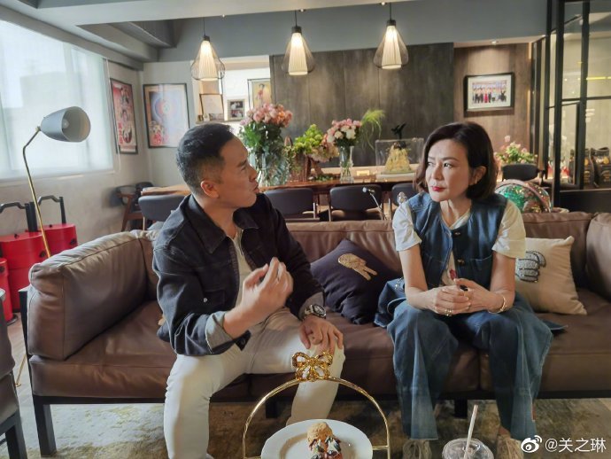 关之琳|关之琳晒与甄子丹合影，57岁的她打扮超时尚，颜值身材重回巅峰