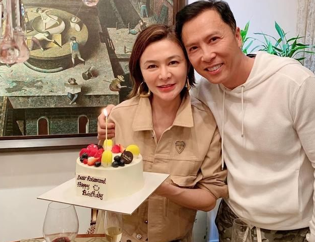 关之琳|关之琳晒与甄子丹合影，57岁的她打扮超时尚，颜值身材重回巅峰