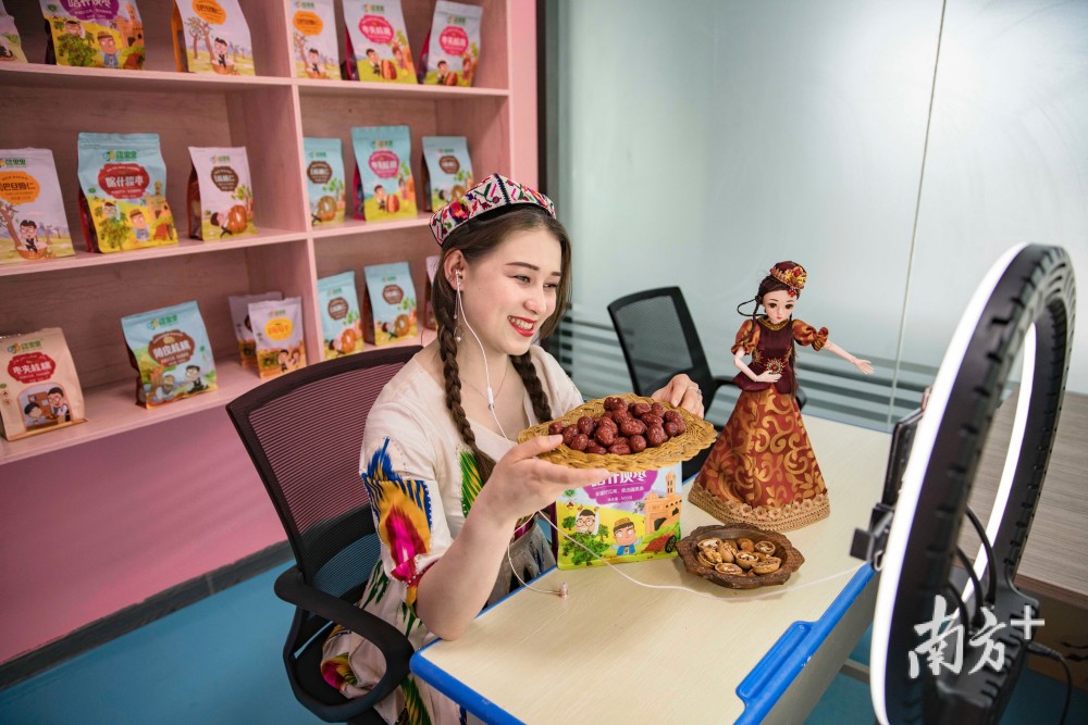 去年5月,努尔古丽第一次当主播.