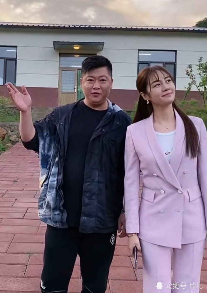 赵本山徒弟谢永强婚纱照曝光小12岁娇妻笑容甜美获粉丝祝福