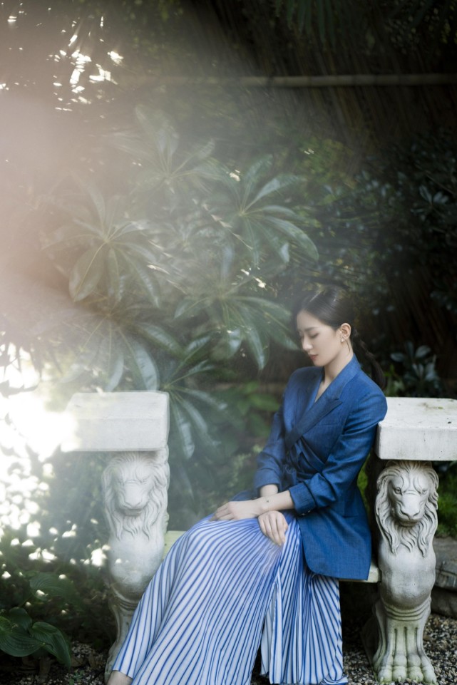 《亲爱的自己》定档9月7日 刘诗诗蓝色西装端庄温婉