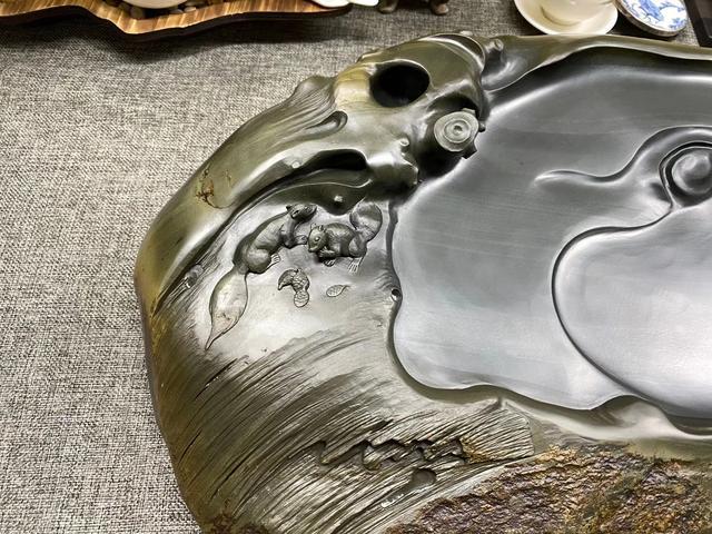 雕刻|把石头做成“枯木”形状的茶盘，并在上面雕刻一些“生命”，美吗