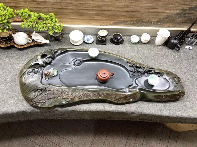 雕刻|把石头做成“枯木”形状的茶盘，并在上面雕刻一些“生命”，美吗