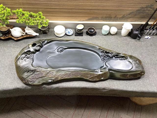 雕刻|把石头做成“枯木”形状的茶盘，并在上面雕刻一些“生命”，美吗