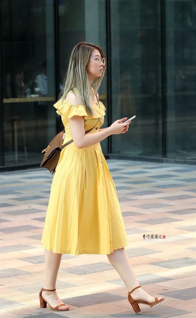 街拍:追求纤细灵秀的细高跟凉鞋美女