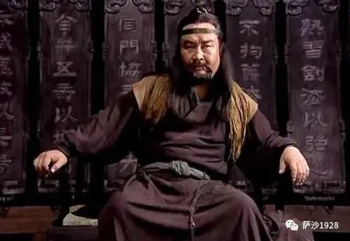 岳不群|岳不群为什么杀了恒山二定？想做五岳剑派掌门的一个布局而已