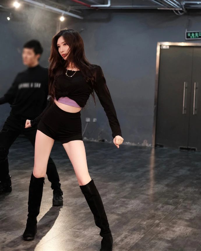 江疏影跳舞穿得也太辣了吧露脐装配紧身短裤女团风太正了