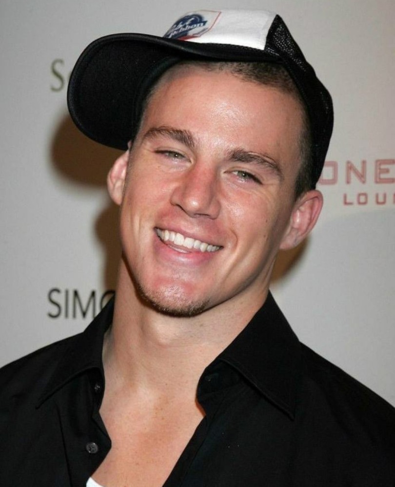 查宁·塔图姆身着童装展示为女儿写的书 网友称 他是世上最好的爸爸