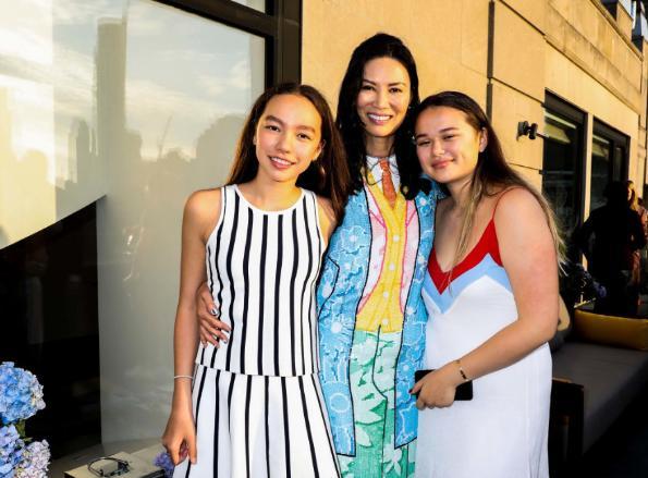 受母影响邓文迪长女晒为闺蜜庆生蛋糕样式雅致全是中国老物件