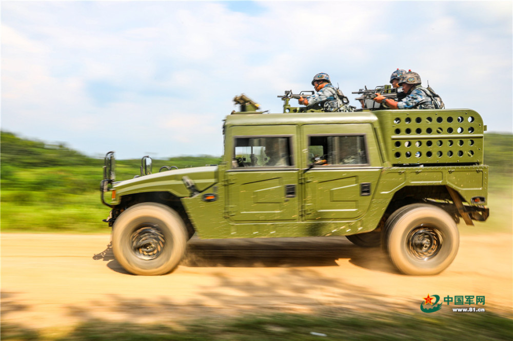 空降"准军官"跨域锻"利刃" 集群伞降场面壮观