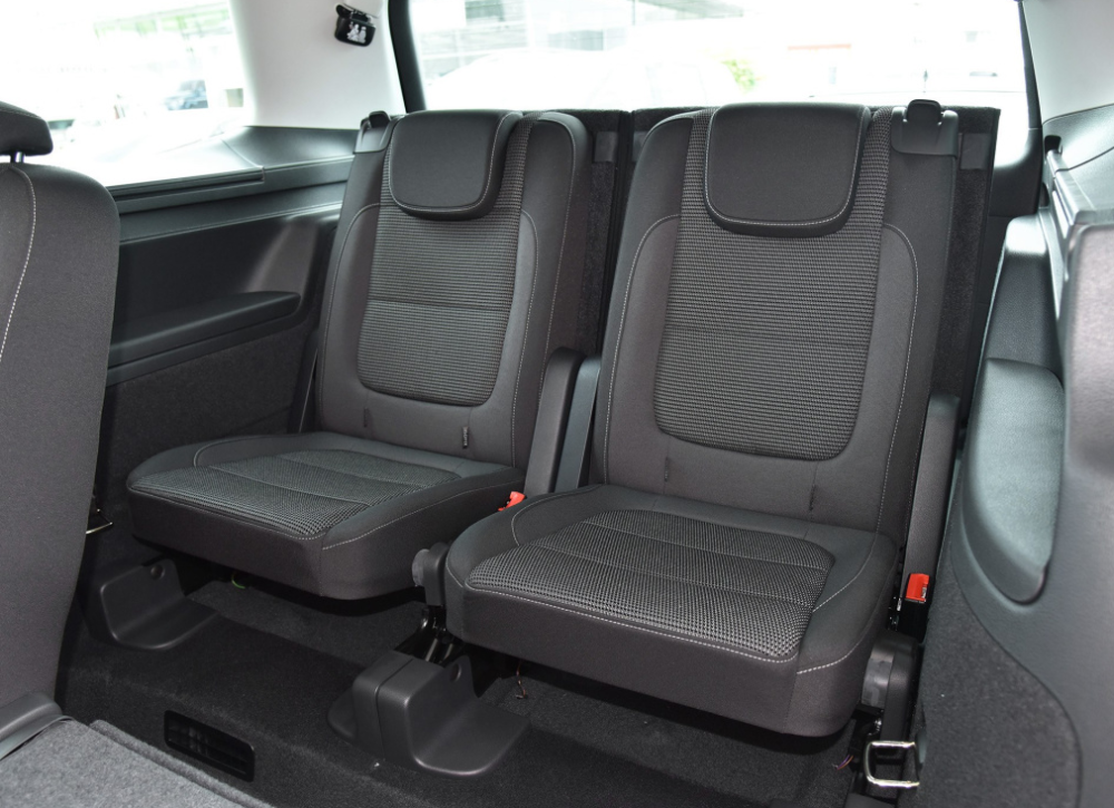 奥的赛第三排从座椅布局上,奥德赛是2 2 3,夏朗是2 3 2.