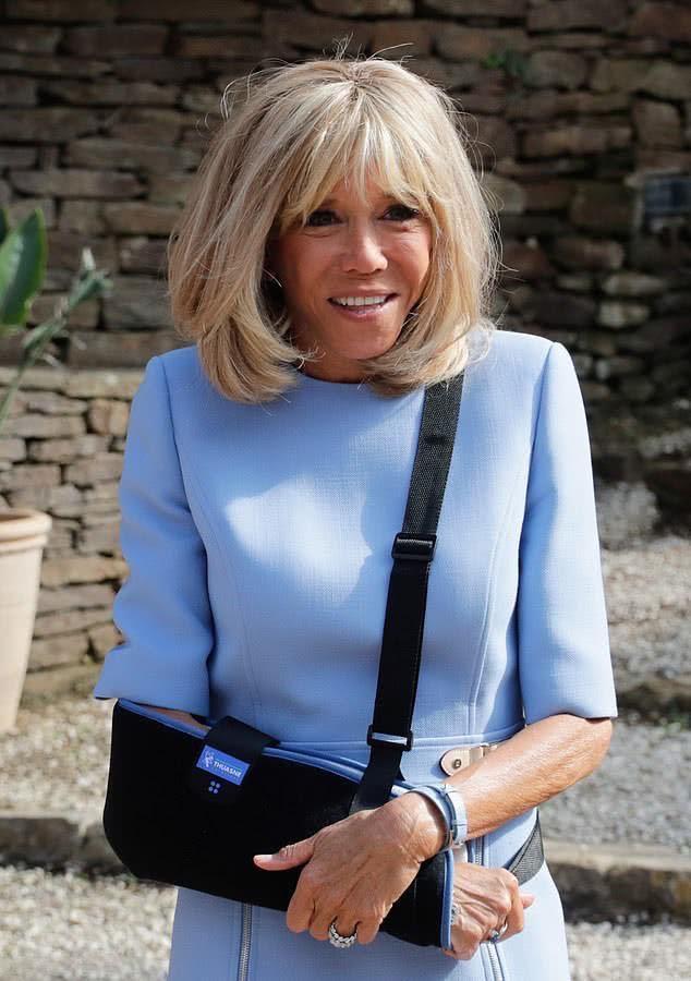 法国夫人珠光宝气!却被王后挤到门框,低头不吭像受气"小媳妇"