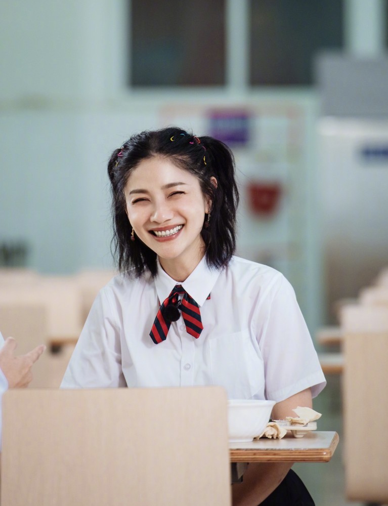 沙溢|沙溢胡可重回校园恋情，两人穿校园制服拍情侣照，胡可超有少女感