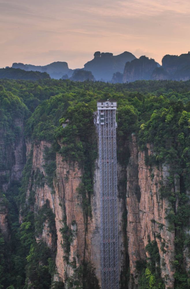 遊客在乘坐電梯時,可以透過玻璃欣賞張家界一大絕景:神兵聚會.