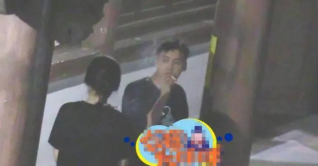 李易峰|李易峰片场吸烟被拍，不顾火灾风险乱弹烟灰，点烟美女很像陈钰琪