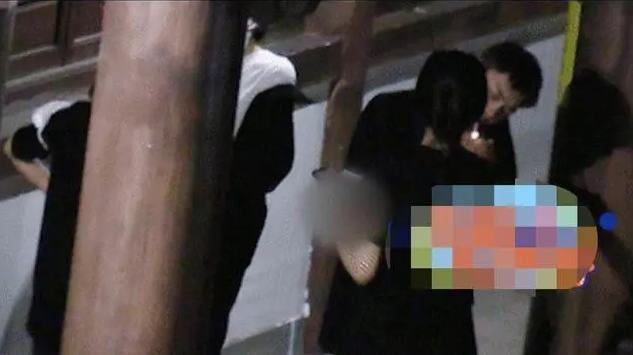 李易峰|李易峰片场吸烟被拍，不顾火灾风险乱弹烟灰，点烟美女很像陈钰琪