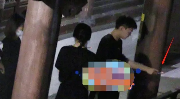 李易峰|李易峰片场吸烟被拍，不顾火灾风险乱弹烟灰，点烟美女很像陈钰琪