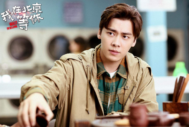 李易峰|李易峰片场吸烟被拍，不顾火灾风险乱弹烟灰，点烟美女很像陈钰琪