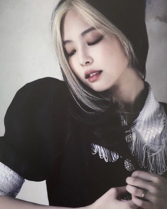 粉墨成员jennie欲擒故纵坐厨台用宽松上衣遮下身发挡脸预告引期待