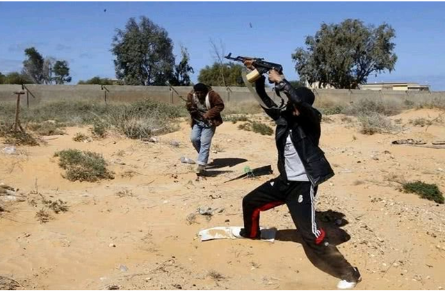 几万发子弹打不死人非洲民兵手持ak高举头顶进行豪放射击
