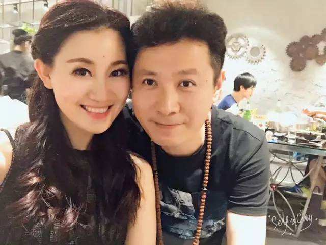 父母爱情|《父母爱情》里他是地主家的女婿，戏外却低调娶了小10多岁的领导