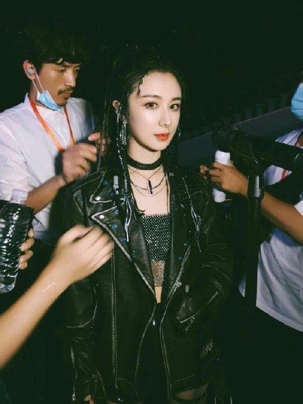 迪丽热巴|8月艺人活跃粉丝榜：肖战第一，易烊千玺第三，薇娅力压迪丽热巴
