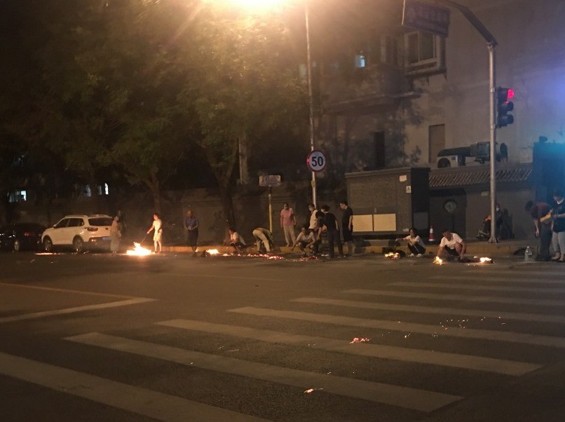 烧纸|街头烧纸留下一地灰堆，中元节祭祀能换个方式吗？