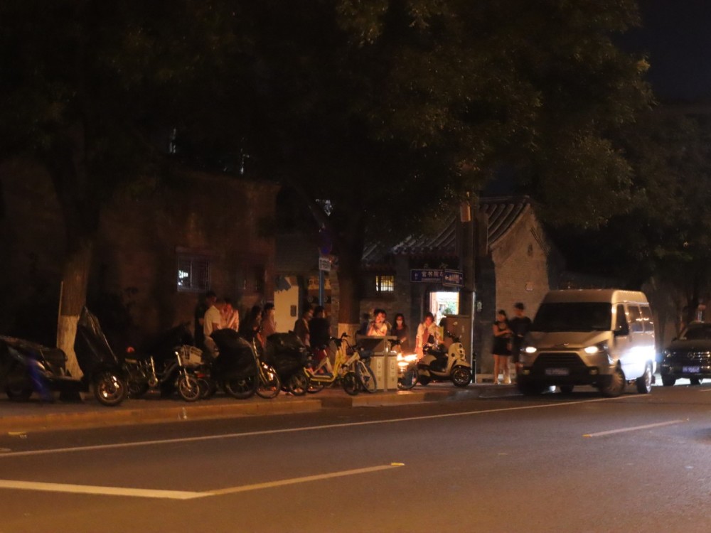 烧纸|街头烧纸留下一地灰堆，中元节祭祀能换个方式吗？