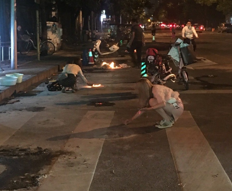 烧纸|街头烧纸留下一地灰堆，中元节祭祀能换个方式吗？