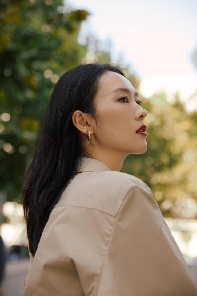 她演三十而已的顾佳彻底走红穿衬衫高腰裤高冷霸气超有范