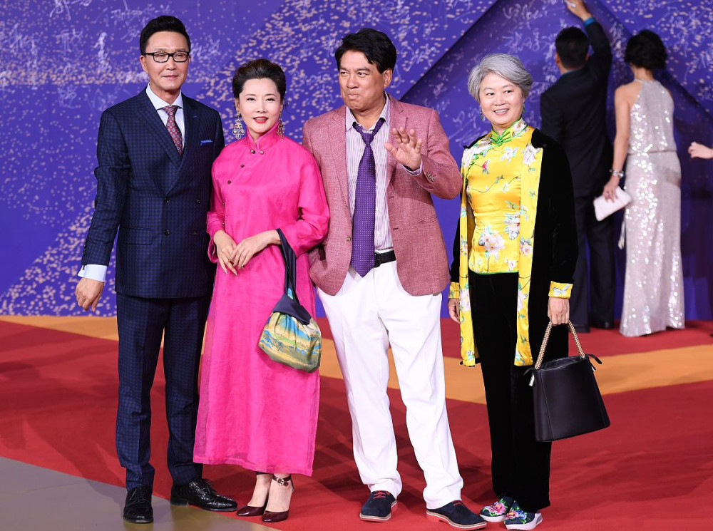 何赛飞穿衣真带劲大红大紫旗袍洋气又风韵同框老公绿色算低调