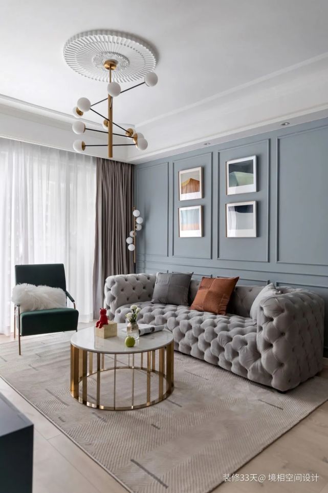 客厅空间简约大方,灰白与灰蓝的纯色背景墙遥相呼应,既不失家的