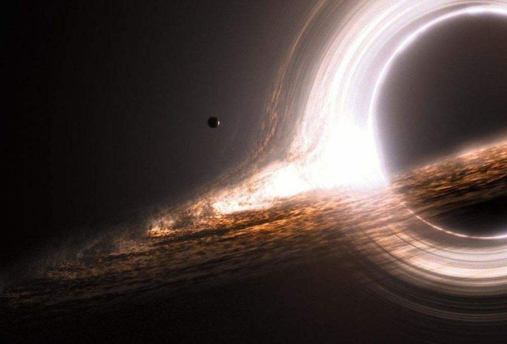 太阳|10000亿桶的水同时浇到太阳上会怎样？太阳或会成为黑洞