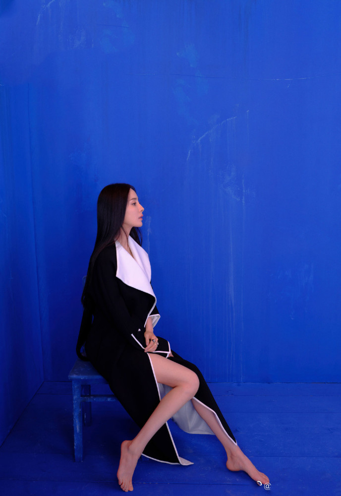 杨幂|杨幂油画风封面曝光，黑长直造型诠释复古摩登范，戴夸张项链暗藏小心机