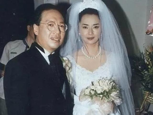 前夫为她自首被当街枪杀胡慧中却嫁入豪门20年后遭到报应