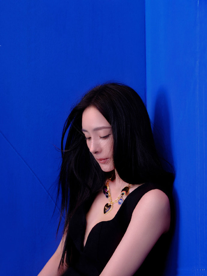 杨幂|杨幂油画风封面曝光，黑长直造型诠释复古摩登范，戴夸张项链暗藏小心机