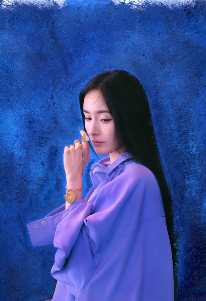 杨幂|杨幂油画风封面曝光，黑长直造型诠释复古摩登范，戴夸张项链暗藏小心机