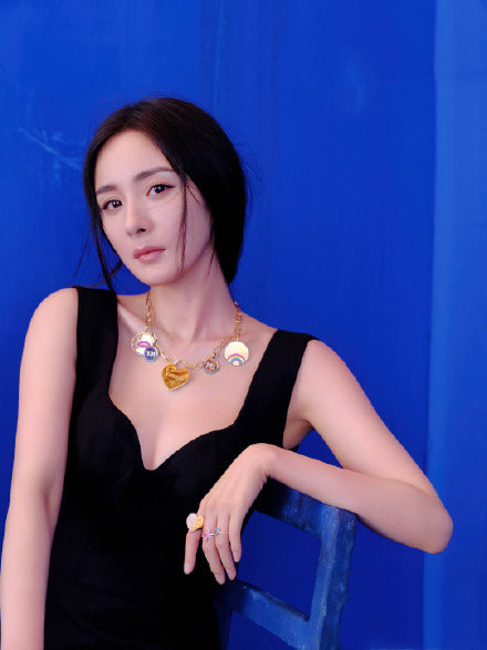 杨幂|杨幂油画风封面曝光，黑长直造型诠释复古摩登范，戴夸张项链暗藏小心机