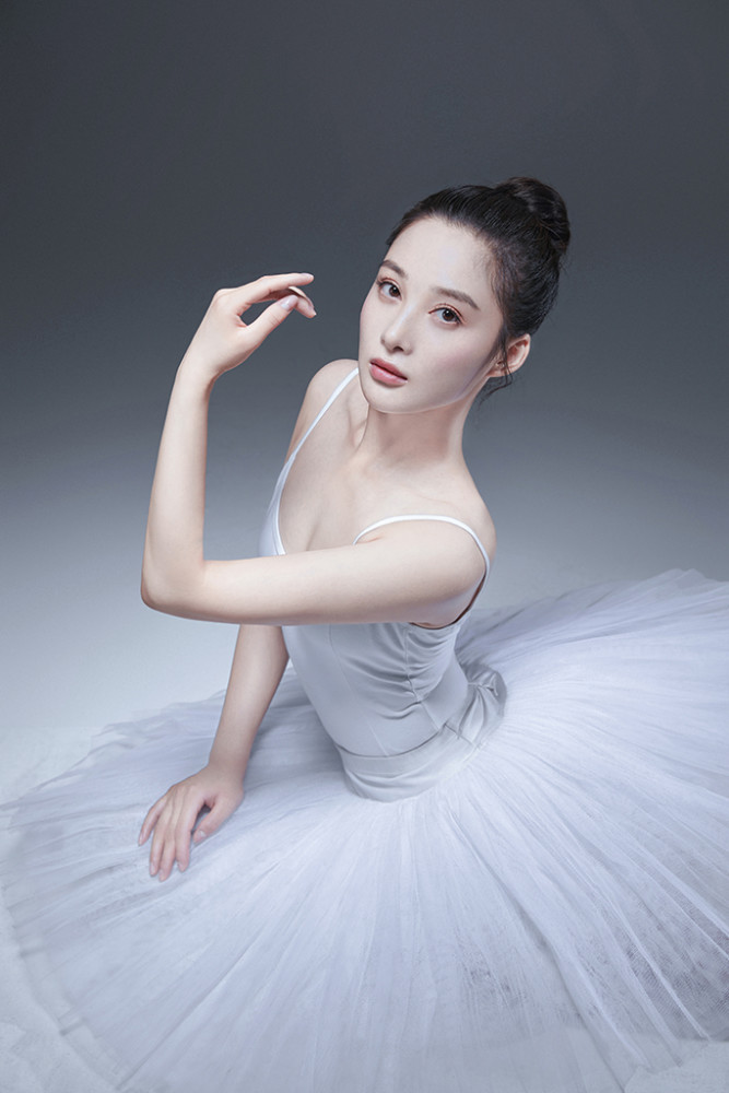 孙嘉璐芭蕾写真大片发布 白衣优雅如白天鹅