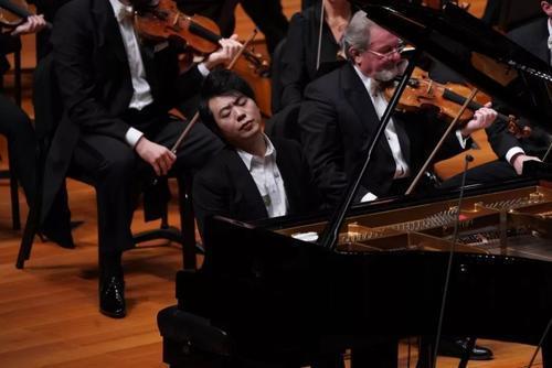 郎朗|朗朗吉娜拍杂志大片尽显甜蜜：最好的爱情，就是嫁给了偶像！