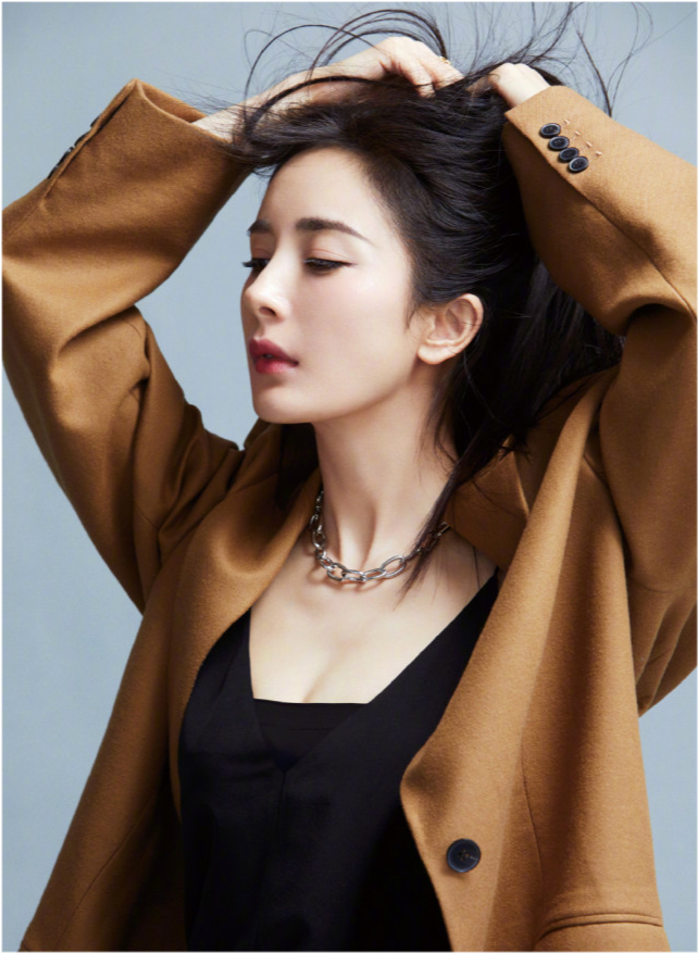 杨幂|杨幂油画风封面曝光，黑长直造型诠释复古摩登范，戴夸张项链暗藏小心机