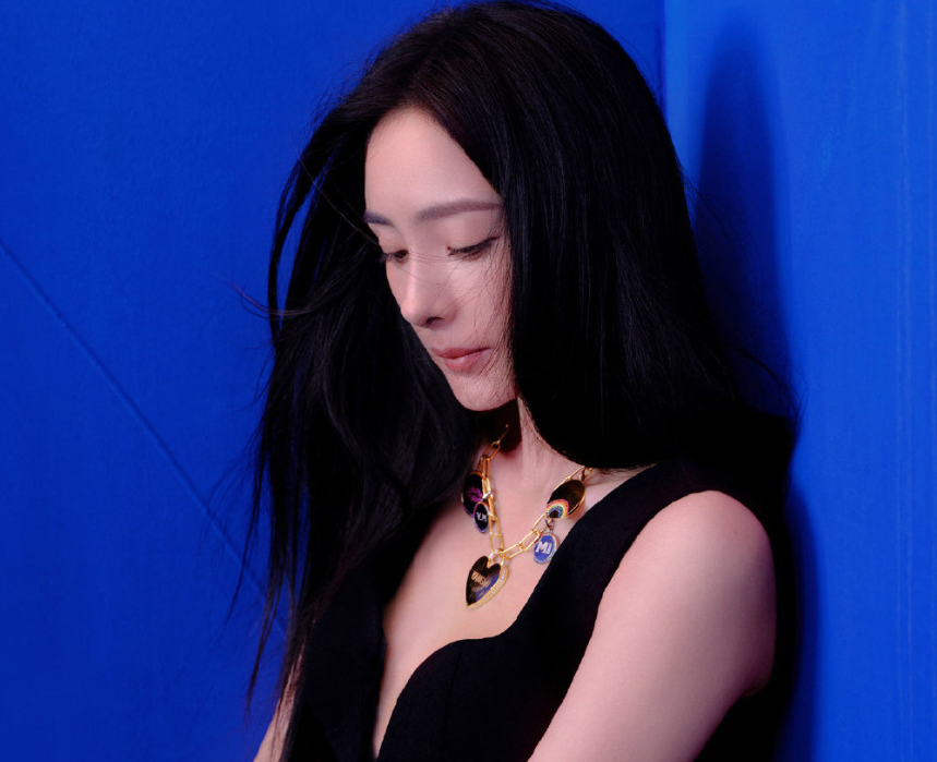 杨幂|杨幂新封面出炉，蓝色油画大片尽显高贵冷艳，颜值绝美不像33岁
